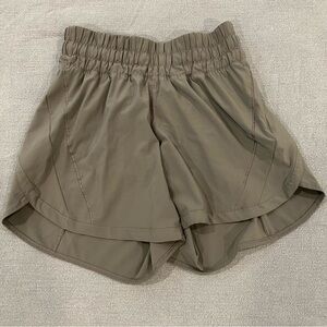 Lululemon Track That Mid Rise Lined Short 5” in olive green size 2